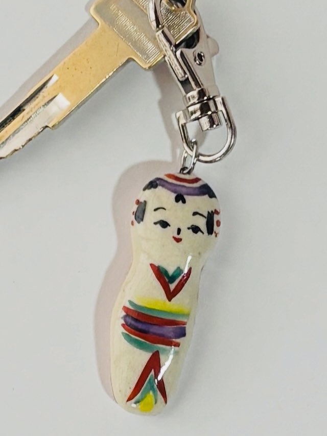 こけしキーホルダー

最近自宅から花花まで歩いてます
片道3キロ弱で20分程度
往復小1時間のウォーキングは身体はもちろんですが、鳥や草花をみてると気分がよろしいのです

今朝も元気よく家をでて花花につきました♪
で、
ない、、鍵を忘れました😆
#ひとりこけしまつり2026