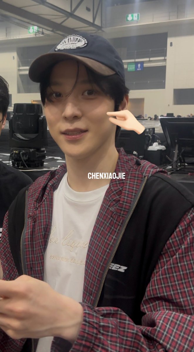 🤭🤏🏻

#ATEEZinBKK #ateezinbangkok #In_Your_Fantasy_inBKK #에이티즈