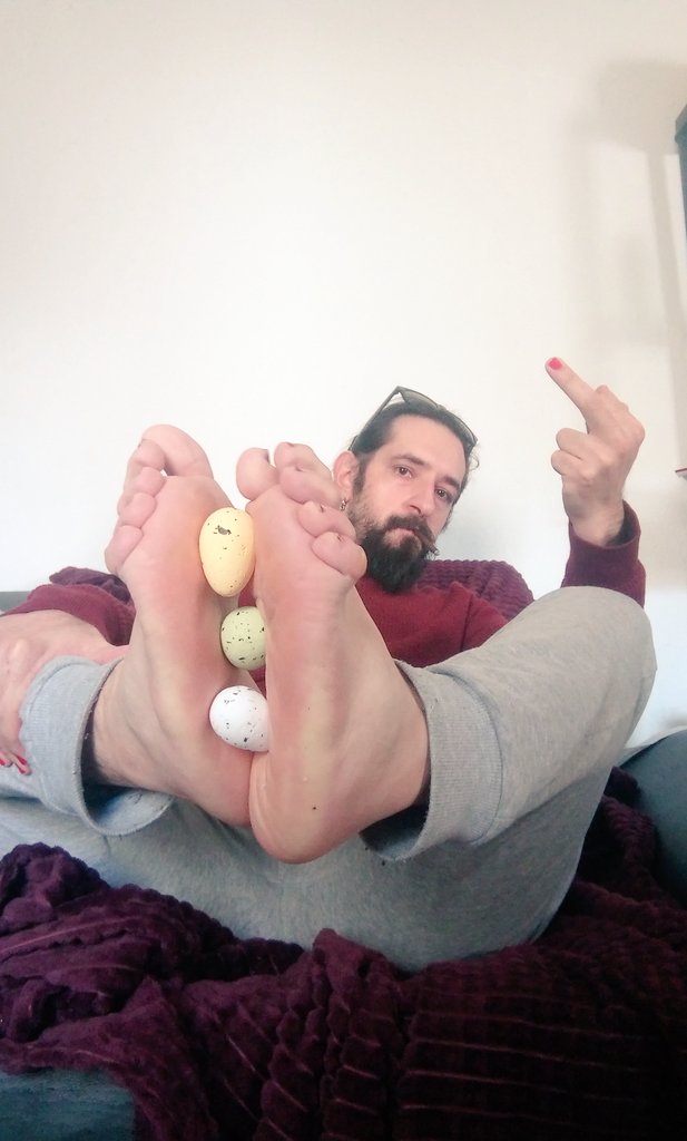 MasterMilk_Fick's tweet photo. Come and get your eggs, loser 🥚🥚✨
#master #findom #gayfeet #gaymaster #malefeet #EasterEggHunt https://t.co/02j67BU13G