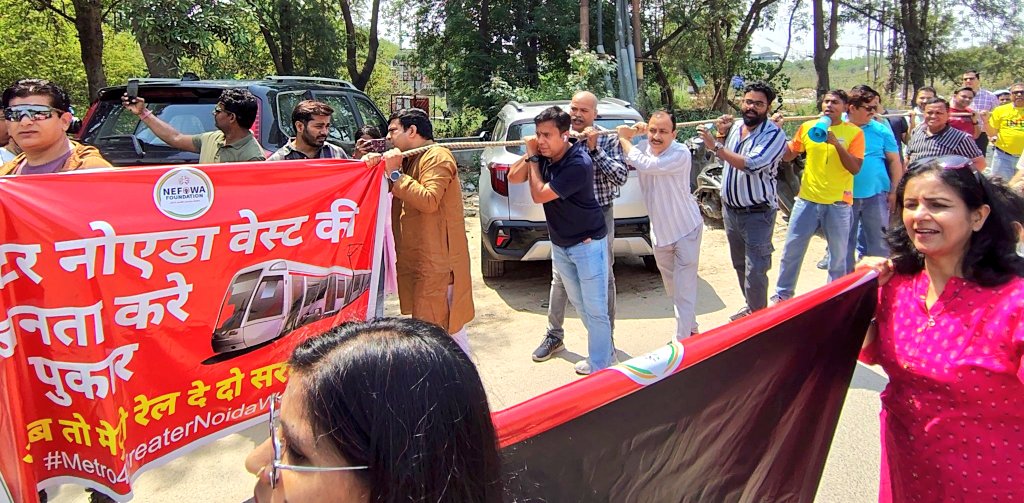 unnewsofficials's tweet photo. #BREAKING
ग्रेटर नोएडा वेस्ट मेट्रो की DPR निरस्त होने से फूटा गुस्सा, निवासियों ने पिलर खींचकर जताया विरोध

नेफोवा के नेतृत्व में होगा जोरदार प्रदर्शन, 26 अप्रैल को दिल्ली के जंतर-मंतर पर कूच करेंगे हजारों निवासी

केंद्र सरकार द्वारा ग्रेटर नोएडा वेस्ट मेट्रो की डीपीआर (DPR) को एक बार फिर निरस्त किए जाने से स्थानीय निवासियों का धैर्य जवाब दे गया है।

आज सेक्टर-71 के पास अंतिम मेट्रो पिलर पर नेफोवा (NEFOWA) के बैनर तले सैकड़ों लोगों ने अनोखा प्रदर्शन किया। प्रदर्शनकारियों ने प्रतीकात्मक रूप से मेट्रो पिलर को रस्सी से खींचकर नोएडा एक्सटेंशन की ओर ले जाने का प्रयास किया और सरकार के खिलाफ जमकर नारेबाजी की।

नेफोवा अध्यक्ष अभिषेक कुमार ने कहा कि लाखों की आबादी पिछले 10 वर्षों से सिर्फ वादों के भरोसे है। रोजाना भीषण ट्रैफिक जाम झेलने वाले निवासियों के पास सार्वजनिक परिवहन का कोई ठोस साधन नहीं है।

प्रदर्शनकारियों ने स्पष्ट चेतावनी दी है कि यदि जल्द ही परियोजना को स्वीकृति नहीं मिली, तो आंदोलन उग्र होगा। इसी कड़ी में 26 अप्रैल को हजारों की संख्या में निवासी जंतर-मंतर पर डेरा डालेंगे।
@narendramodi @PMOIndia
@myogiadityanath @MoHUA_India
@noidametrorail
@abhishek_nefowa
@nefowaoffice @GreaterNoidaW 
#GreaterNoidaWest #MetroForGreaterNoidaWest #NoidaExtension #NEFOWA #DPRRejected #TrafficJam #NoidaMetro #PublicProtest #YogiAdityanath #JantarMantar