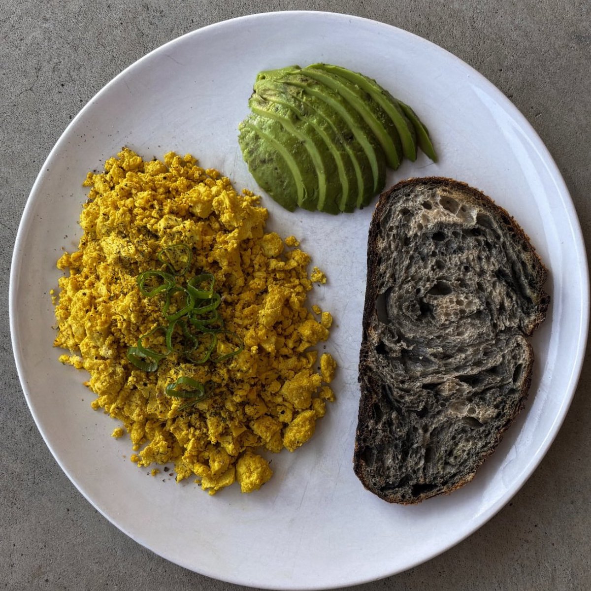 csstupid's tweet image. chia pudding with figs, granola, coconut flakes, pb, and hemp seeds 
OR
scrambled tofu with avocado and charcoal sourdough