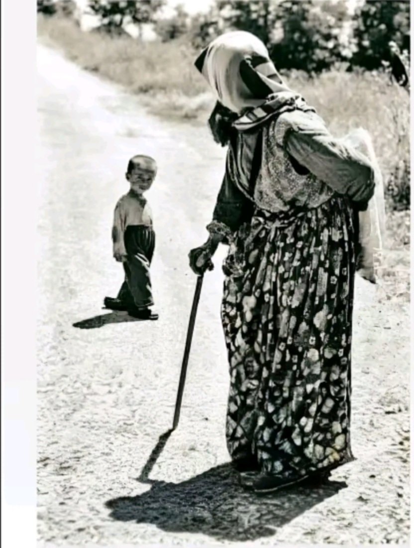 Hayatın özeti...

Biri geçmişe bakıyor, diğeri geleceğe.