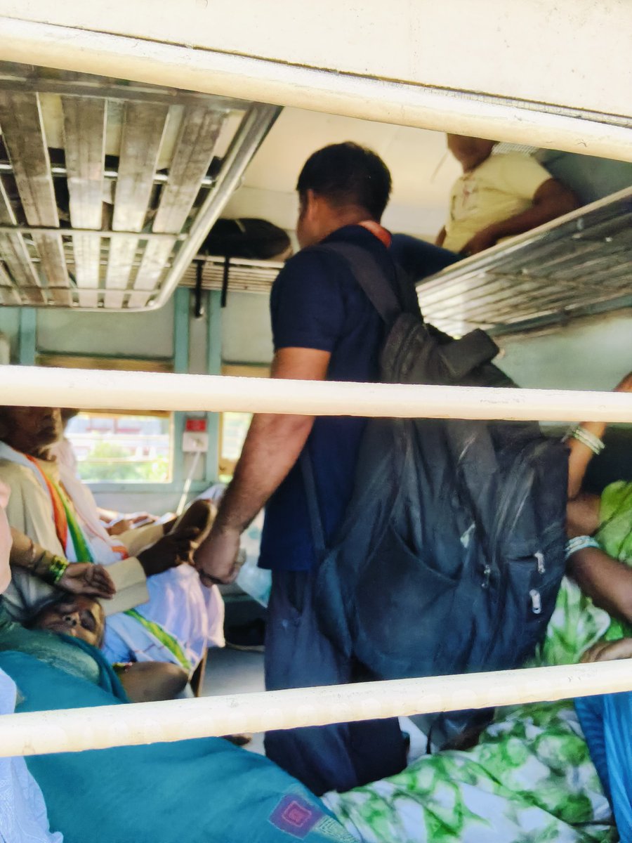 upcopabhay's tweet photo. #BudhwalRailwayStation पर यात्रियों का शोषण जारी है। MRP ₹14 की लोकल पानी की बोतल धड़ल्ले से ₹20 में बेची जा रही है। शिकायत करने पर विक्रेता मारपीट पर उतारू हो जाते हैं।
कृपया कार्यवाही करें/1
@RailMinIndia @IRCTCofficial @drm_lko @RailwaySeva @upgrphq @RPF_INDIA https://t.co/daC361PlGZ