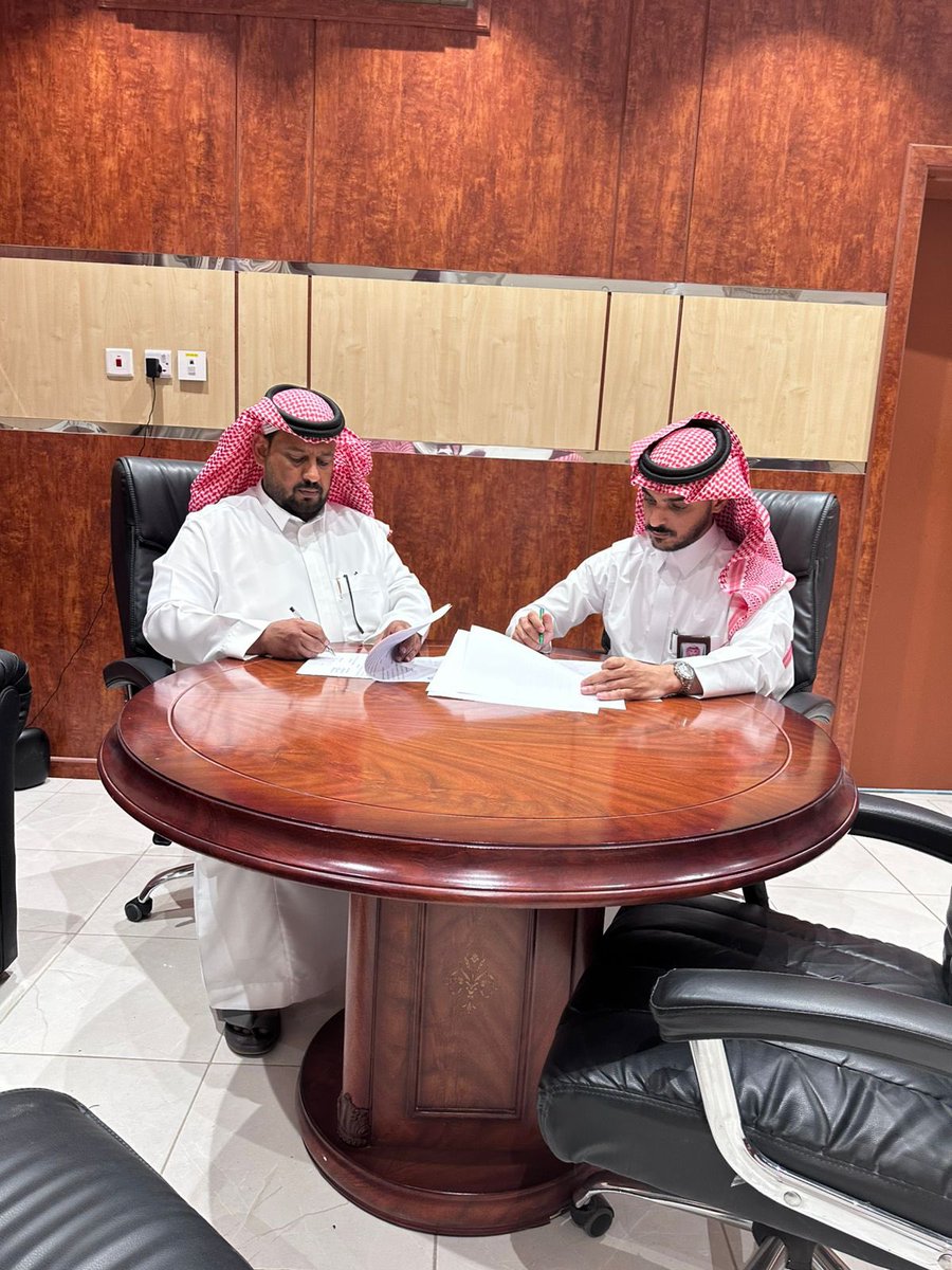 ضمن إطار الشراكة المجتمعية وتحسين جودة الحياة قامت #بلدية_حجر  إبرام اتفاقية مع مدرسة متوسطة حذيفة بن اليمان بتنظيف محيط وساحات المدرسة
و تشجير عدد ٣٠ شتلة بالساحات الداخلية للمدرسة 
بهدف تعزيز القيم والتنمية المستدامة🌳🌿 
#أمانة_جدة