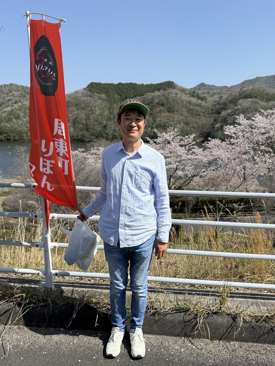 charpolisci's tweet photo. 4/5(日)
1、リボンマルシェ
2、高森天満宮花神子祭
昨日の風雨から一転、穏やかな春の陽気でした。
桜も満開！
お世話になった皆様、ありがとうございました。
#岩国
#周東
#高森
#リボンマルシェ
#高森天満宮
#中山川ダム https://t.co/69y5j7U5yK