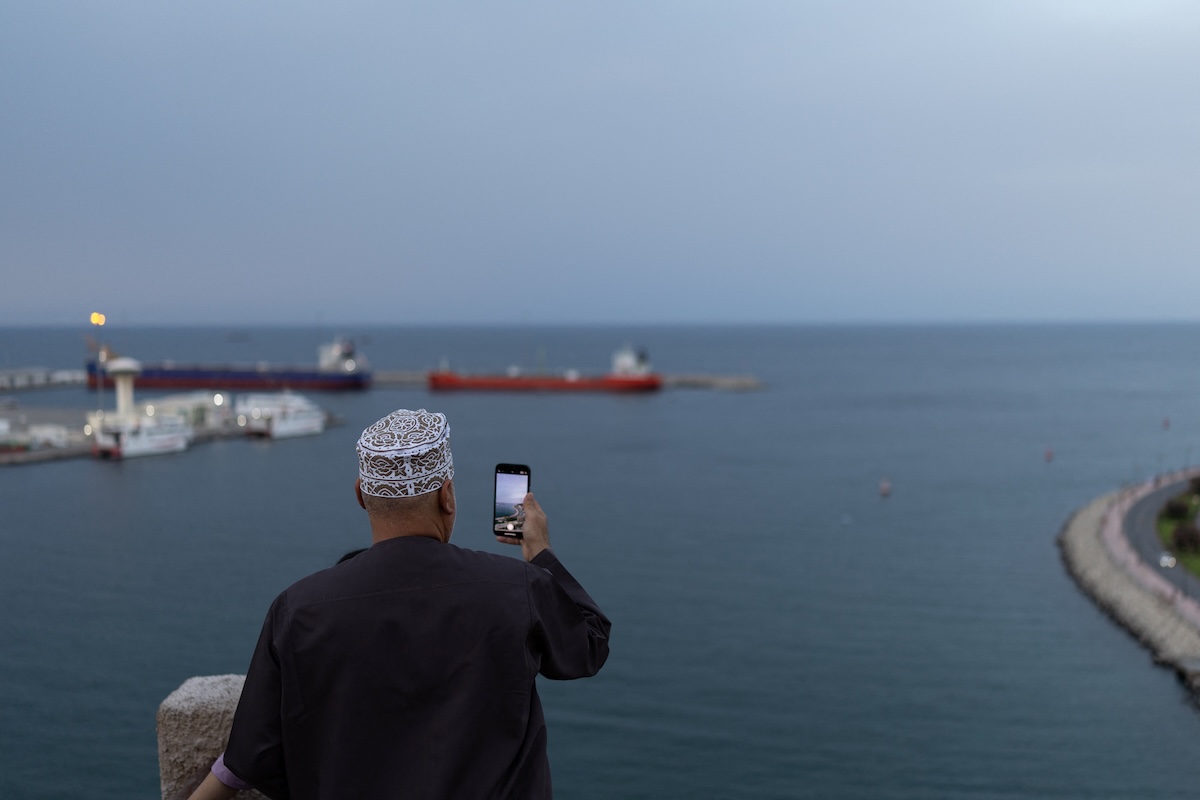 arabnews's tweet image. Senior officials from #Oman and #Iran met Sunday to discuss options to ensure a ‘smooth flow of transit through the Strait of Hormuz,’ @FMofOman says arab.news/4sr8m