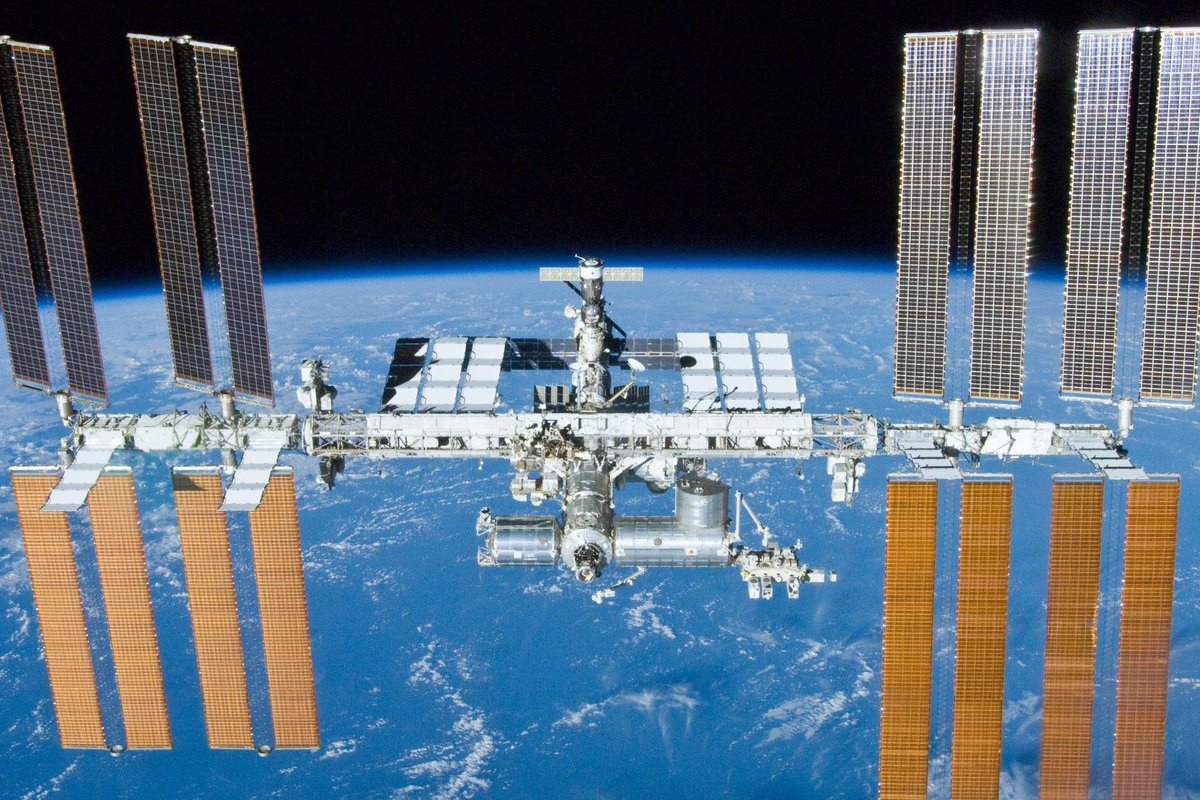 Une « créature » violette à bord de l'ISS ? Découvrez son mystère fascinant ! 🚀🛸 - eternos974.live/index.php/2026… #Astronomie #Espace #Nasa #Découverte #ISS