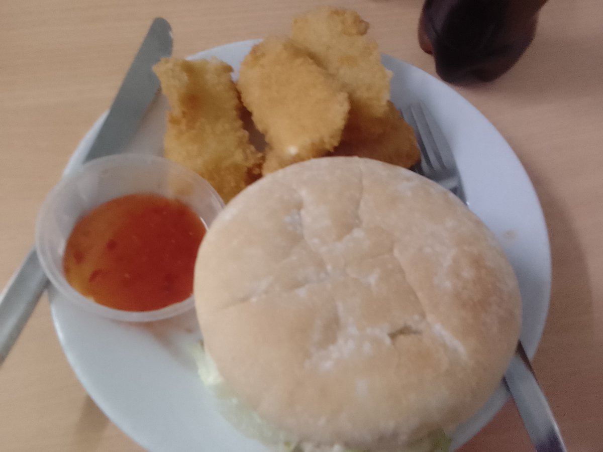 Squidygame's tweet image. Delicious grilled veggie burger, breaded halloumi and sweet chilli sauce! #VeggieBurger #Halloumi #SweetChilliSauce #FishAndChips #Chippy