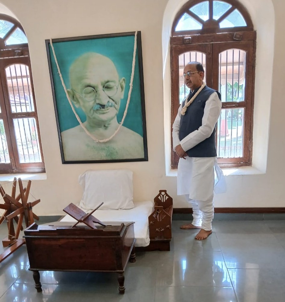 VijayGoelBJP's tweet image. On the eve of the #SaltMarch anniversary, reached Kochrab Ashram today.
Warmly welcomed by Dr. Himanshu Patel and Shri Prasana Gandhi. Visited the #museum and the room where #MahatmaGandhi lived.
Established in 1915, this ‘Satyagraha Ashram’ remains a symbol of truth, service,
