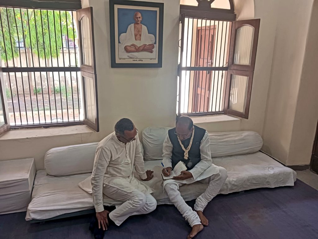 VijayGoelBJP's tweet image. On the eve of the #SaltMarch anniversary, reached Kochrab Ashram today.
Warmly welcomed by Dr. Himanshu Patel and Shri Prasana Gandhi. Visited the #museum and the room where #MahatmaGandhi lived.
Established in 1915, this ‘Satyagraha Ashram’ remains a symbol of truth, service,