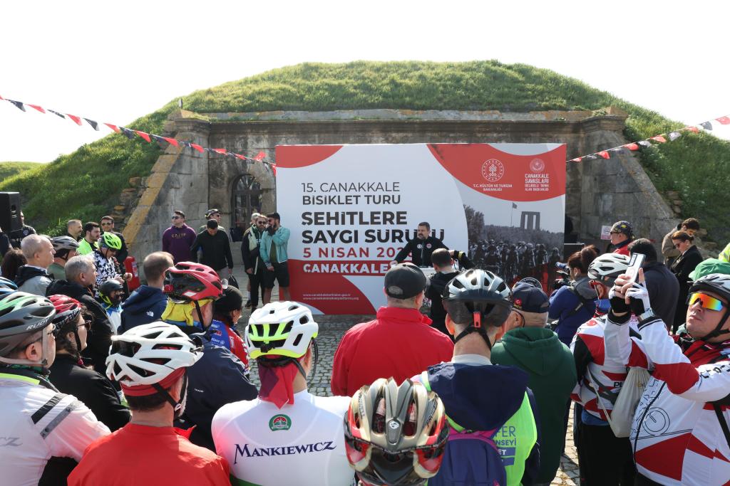 CanakkaleGovTr's tweet photo. 🚴‍♂️ 15. Çanakkale Bisiklet Turu kapsamında düzenlenen “Şehitlere Saygı Sürüşü”nün #Kilitbahir Kalesi Namazgâh Tabyaları’ndaki startı, Valimiz Doç. Dr. @omertoraman25 tarafından verildi.

🚴‍♂️ 48 km uzunluğundaki etapta, yurt içi ve yurt dışından toplam 1050 bisiklet gönüllüsü, şehitlerimizin anısına pedal çevirdi.

🚴‍♂️ Valimiz Doç. Dr. Ömer TORAMAN, #Çanakkale Savaşları #Gelibolu Tarihi Alan Başkanı İsmail KAŞDEMİR, #Eceabat Kaymakamı Kerem YENİGÜN ve il protokolü, sürüşe katılarak bisikletçilere eşlik etti.

📍Şehitler Abidesi’nde gerçekleştirilen anma töreni ve fotoğraf çekiminin ardından, sürüş Kilitbahir Kalesi Namazgâh Tabyaları’nda sona erecek.

#Çabip
#ŞehitlereSaygıSürüşü