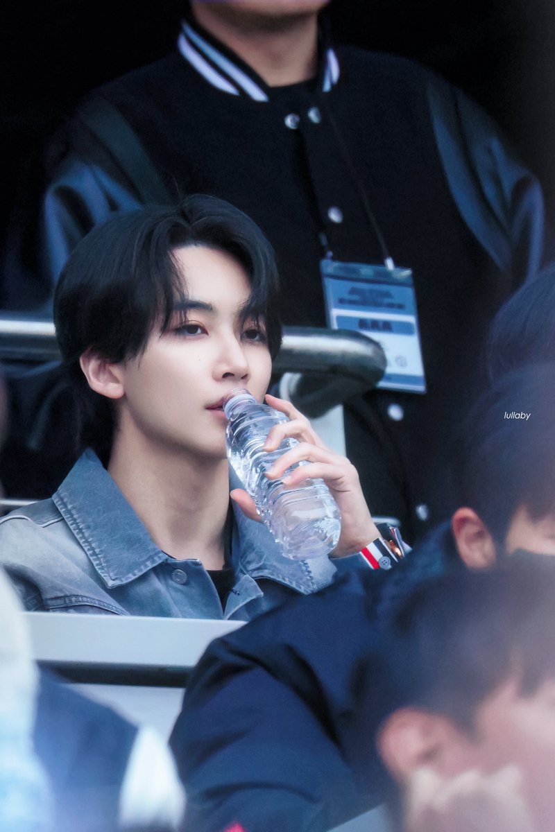 디어 tweet media