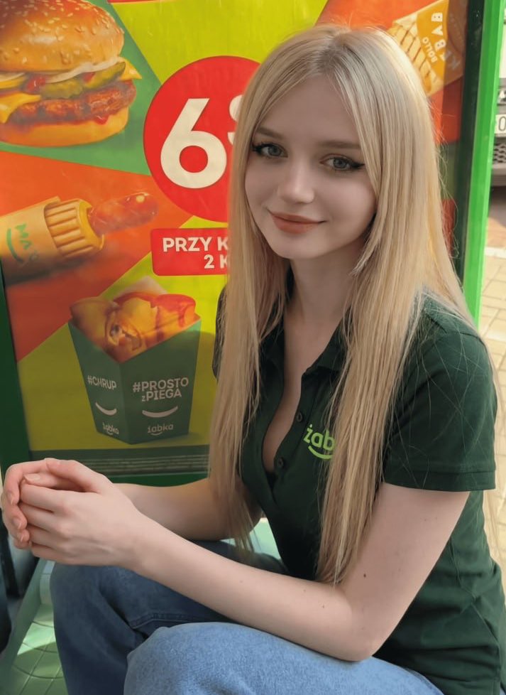 zmoczenie's tweet photo. hotdog z żabki czy twój? https://t.co/J5K4bQKVh5