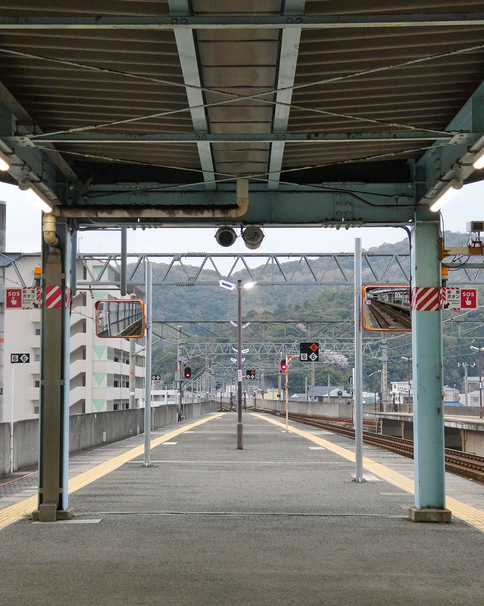 kae1993h's tweet photo. 和歌山の海南駅。

先の方まで見送れる駅って、
つい最後まで立って見てしまいます。

電車が遠くなっていく時間も好きです。 https://t.co/5ZV7dAgLHu