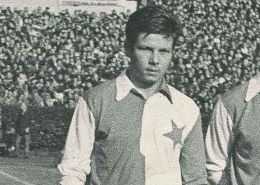 slaviaOTD's tweet photo. 8. dubna 1943 se narodil obránce Bohumil Smolík. Ve Slavii hrál v letech 1963 až 1975, připsal si 772 utkání a vstřelil 5 branek. Za 🇨🇿nastoupil 8x. Jako jeden z mála dokázal odehrát více než 100 ligových zápasů bez jediné pauzy. Byl jistotou ❤️🤍barev spolu s Františkem Veselým. https://t.co/a92RV0hCvl