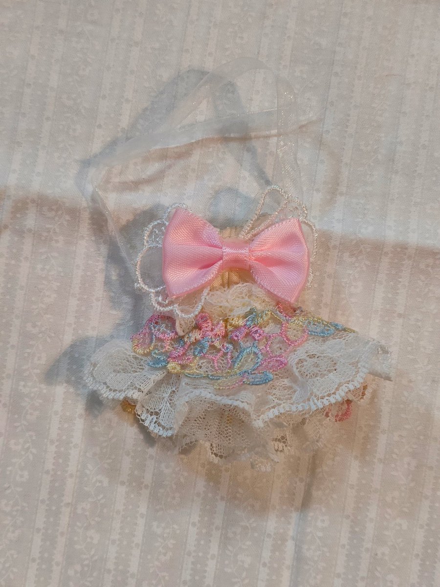 この2点を出品する予定です。
ひとパちゃんと一輪ちゃん両方着用可能ですが、ジャージの方は一輪ちゃんに着せるときのムギュムギュ度高いです。
🎀の位置は少し下げました。

#ぷりちょこ町産