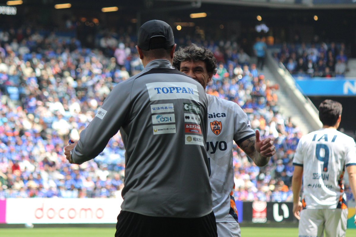 mysmz21's tweet image. 集合写真後におれらのマテウスブエノさんとドゥグラス通訳さん🤝🏻✨✨#spulse