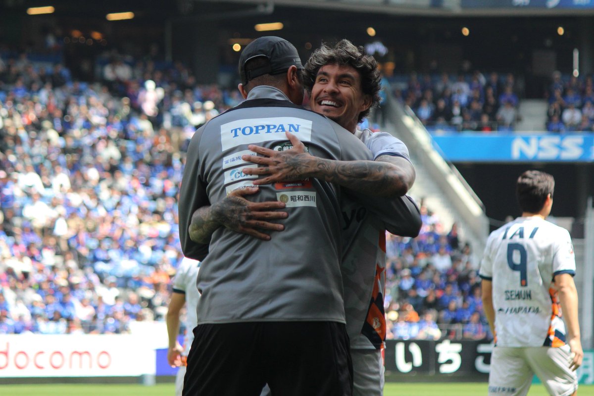 mysmz21's tweet image. 集合写真後におれらのマテウスブエノさんとドゥグラス通訳さん🤝🏻✨✨#spulse