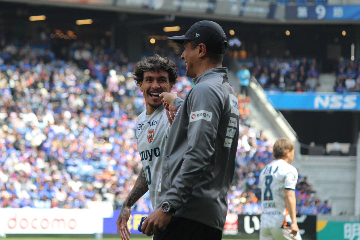 mysmz21's tweet image. 集合写真後におれらのマテウスブエノさんとドゥグラス通訳さん🤝🏻✨✨#spulse