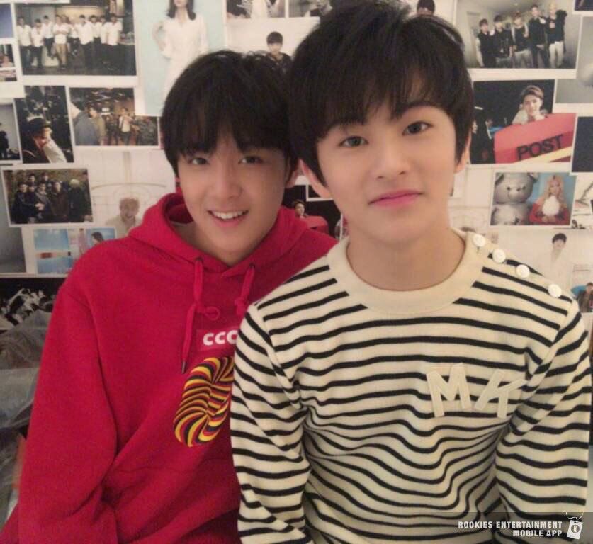 UpdateKBoys's tweet photo. 😭😭😭 Haechan (NCT) fala em live sobre a saída do Mark do grupo:

“Sinceramente, Mark hyung era mais um irmão para mim do que qualquer outra pessoa. Tendo passado 13 anos juntos, eu dependia muito dele. Acho que é por isso que muitos de vocês ficaram ainda mais preocupados, sabendo do laço que a gente tinha. Muito obrigado pela preocupação.

Assim que o artigo saiu, enviei pra ele uma longa mensagem. Eu disse: 'Tudo o que você  fez pelo NCT vai abrir caminho para o nosso futuro. E, em troca, o seu tempo com a gente vai te ajudar a crescer também. Por isso, dê o teu melhor e não se arrependa da sua escolha.' Foi isso que queria dizer.”
