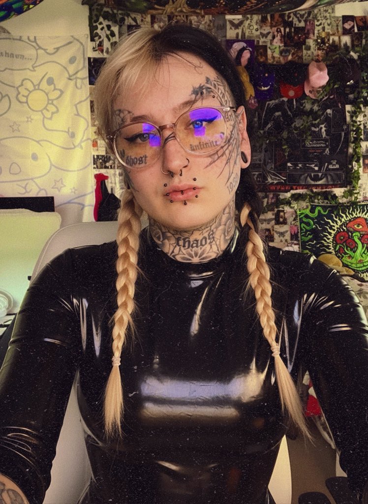 FindomMonsterSophie955 tweet media