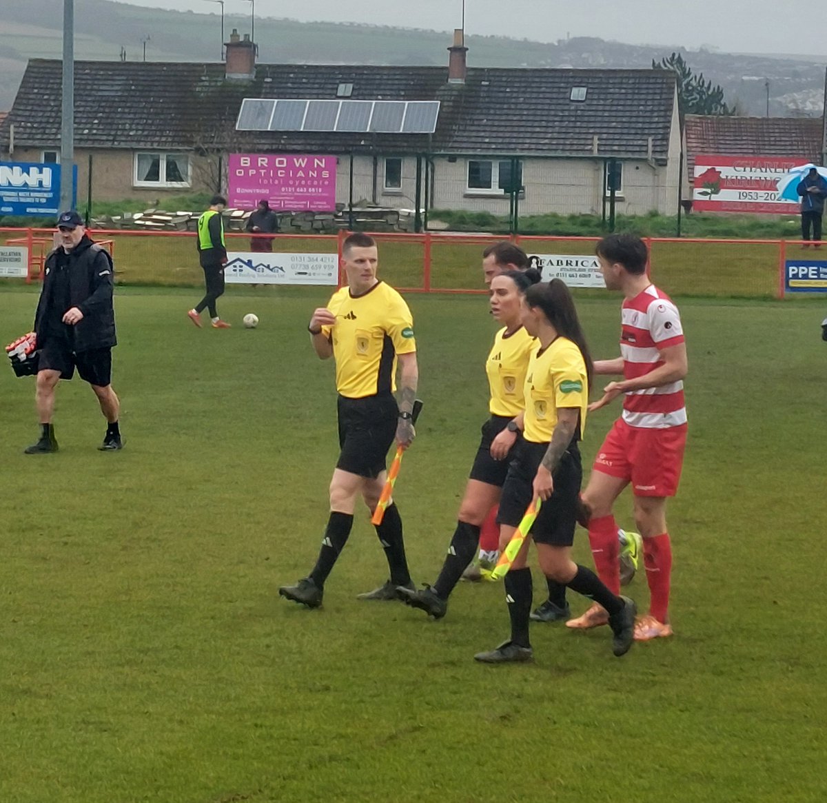 donkinitex's tweet photo. It is going down to the wire in @OfficialSLFL. With @clydebankfc and @LinlithgowRose both winning then @BonnyriggRose had to win. They did by 3-2 v @TheBravesFC. Good match reffed by a good female whistler. Can the Rosey win the title? Will Bankies be a thorn between two roses? https://t.co/FBW776nKOb