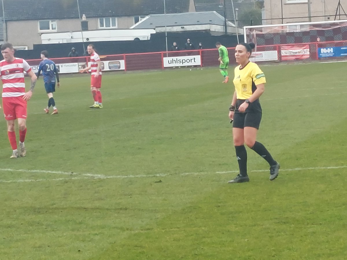 donkinitex's tweet photo. It is going down to the wire in @OfficialSLFL. With @clydebankfc and @LinlithgowRose both winning then @BonnyriggRose had to win. They did by 3-2 v @TheBravesFC. Good match reffed by a good female whistler. Can the Rosey win the title? Will Bankies be a thorn between two roses? https://t.co/FBW776nKOb