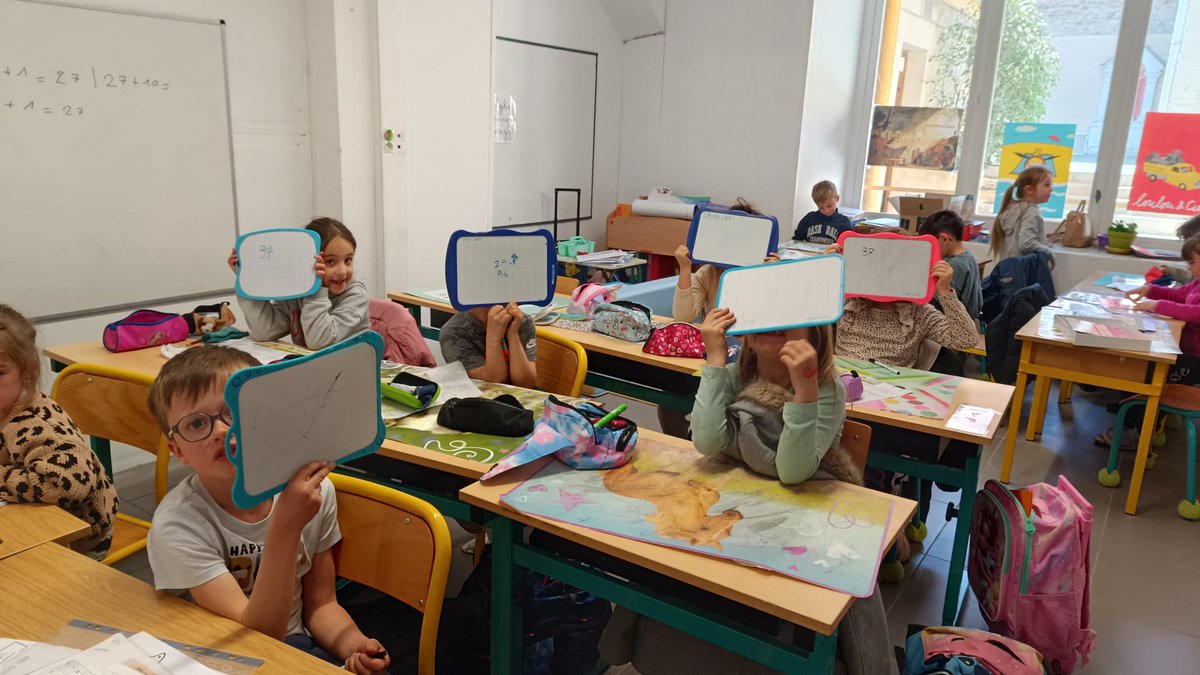 stjo30's tweet photo. Des plus petits aux plus grands, c'est la prise de possession de leurs nouvelles classes. https://t.co/KkRl0ut0gx
