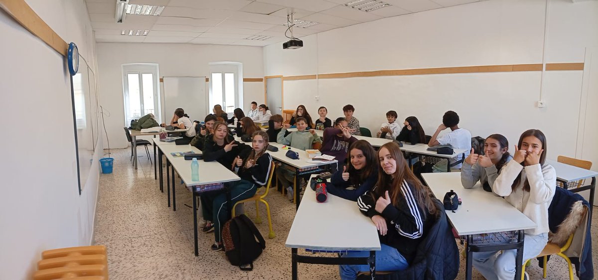 stjo30's tweet photo. Des plus petits aux plus grands, c'est la prise de possession de leurs nouvelles classes. https://t.co/KkRl0ut0gx