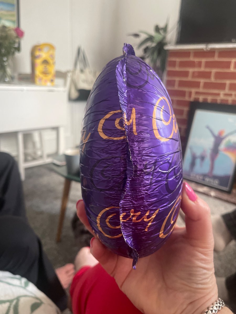tabithabroon's tweet photo. What’s happened to my eater egg. It’s lost weight and not as fat as it used to be. @CadburyUK #shrinkflation https://t.co/Vc2EeDbMtj