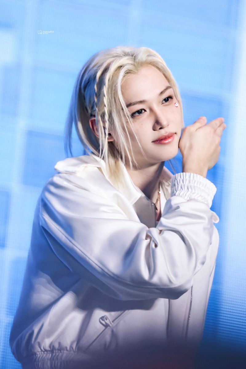 Aurora915 tweet media