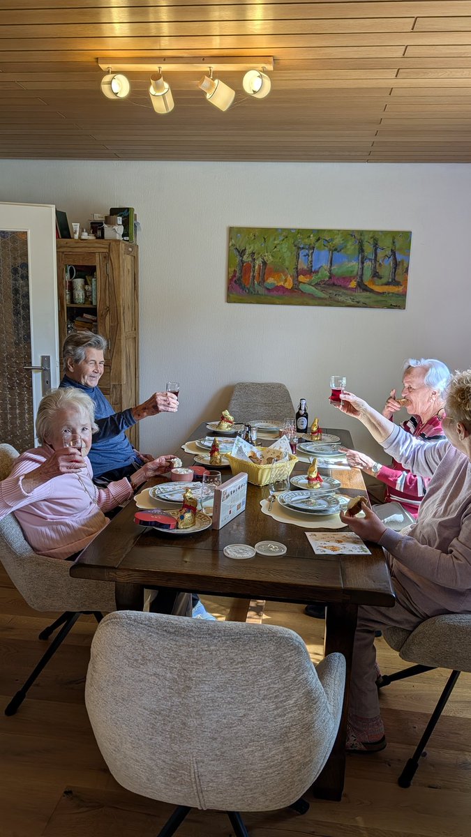 Meine Eltern und Schwiegermutter sind heute zu Besuch. Mein Vater nach 2 Jahren un 3 Monaten Krankenhaus und Altersheim ist nun wieder daheim bei seiner Frau und heute mit zum Osteressen bei uns