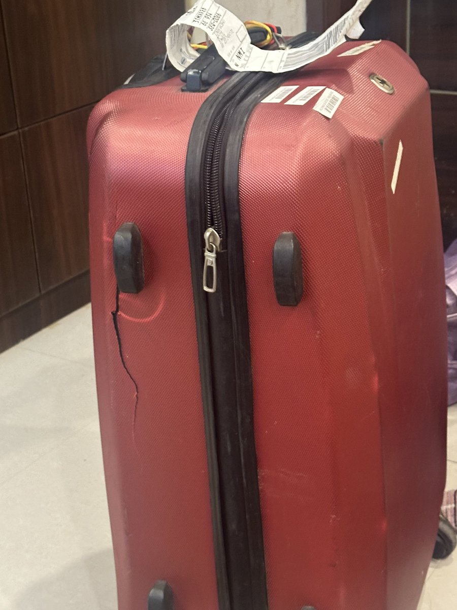LeftSingh's tweet photo. Extremely disappointed with @IndiGo6E 
My checked-in luggage was damaged during my journey from Goa to Delhi via Navi Mumbai. This is completely unacceptable and shows poor handling of passenger belongings.this  is your responsibility. https://t.co/L7BsaTSSwn