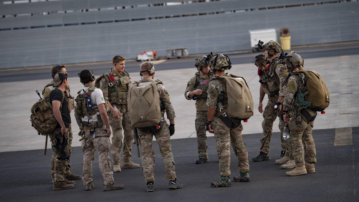 IanECox's tweet photo. THESE GUYS!

US 🇺🇸 Air Force PJs meet and prep for a night jump at Camp Lemonnier, Djibouti 🇩🇯, Dec. 4, 2018. https://t.co/U7Uw1BBm9K