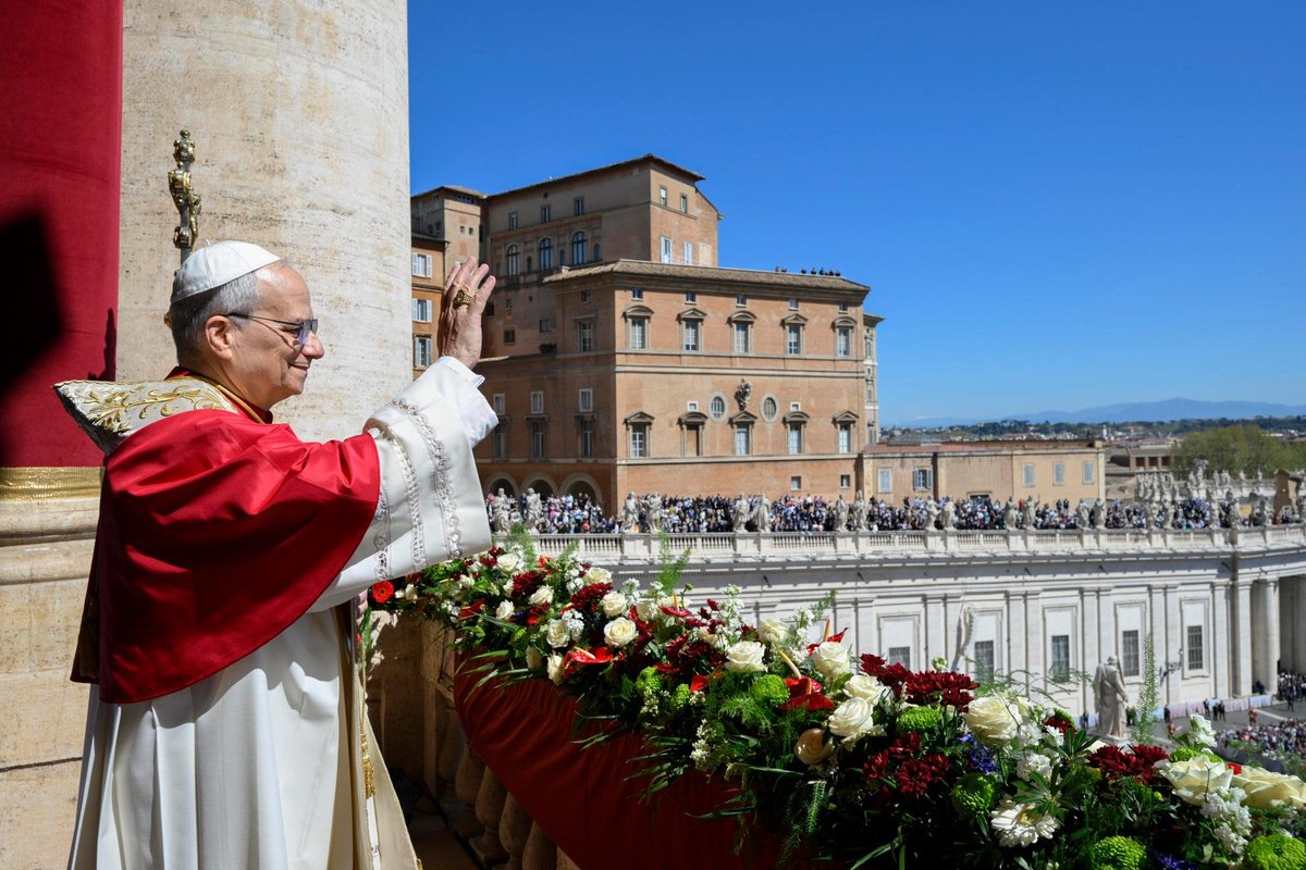 vaticannews_de's tweet photo. #papstleoxiv bei #UrbietOrbi: „Wer Waffen in der Hand hält, lege sie nieder!“ https://t.co/ZRTXikMeYV