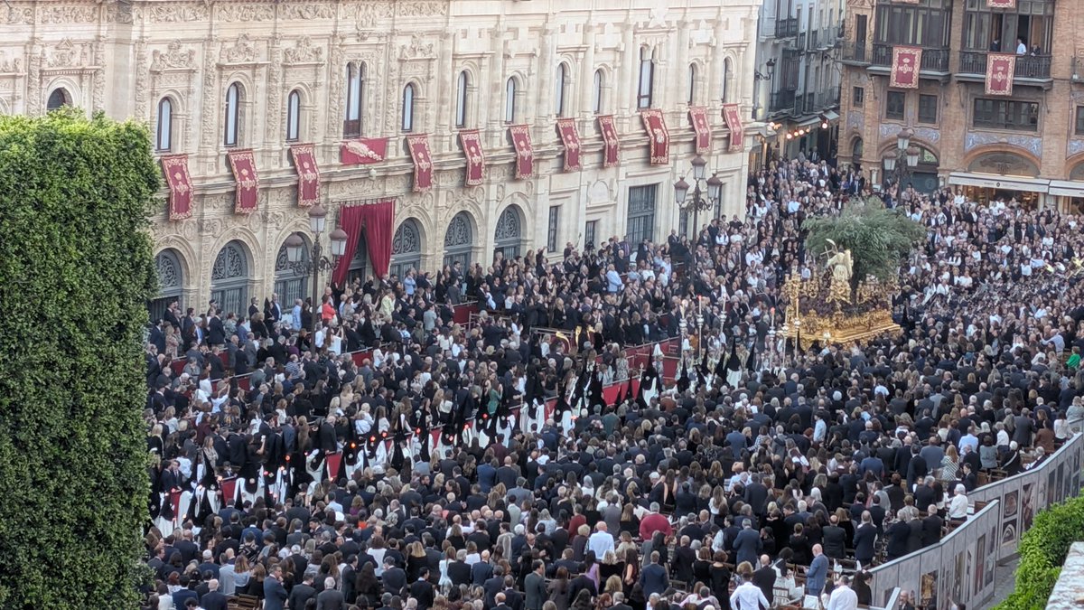 lutiflower's tweet photo. #EasterParade #Seville #Easter https://t.co/02IPrHXTCd