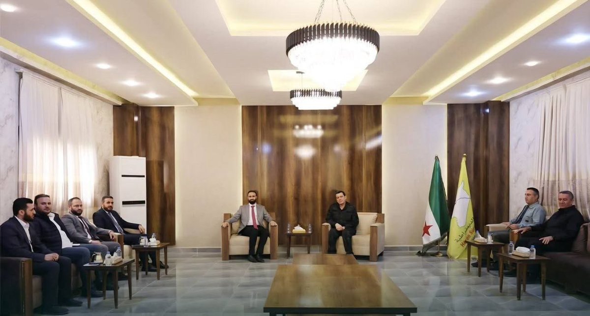 LEZGÎN - RONAHÎ TV

🛑Fermandarê Giştî yê QSD'ê Mezlûm Ebdî pêşwaziya şandeya serokatiya hikûmeta demkî kir.

🛑Herdu aliyan li ser valakirina girtîgehan li hev kir

🛑Di vê hefteyê de wê komeke din a dîlgirtiyan were berdan

t.me/almanyadijital…