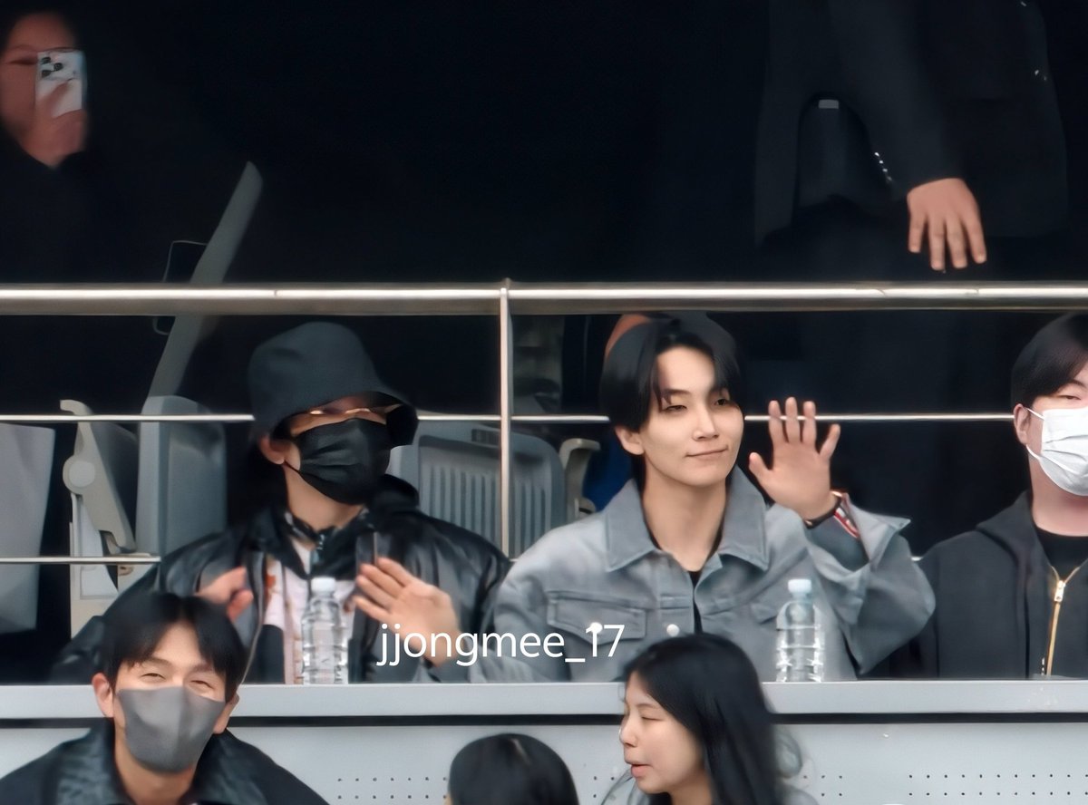 yamarie_sjsvt's tweet photo. Wonwoo and jeonghan attended  svt's encore concert day 2  today  🥹💙

Kangin and zhoumi was also in SS10 encore  concert  day 3 today 

*Cries in elfcarat accent*

😭😭😭 https://t.co/13hK2SFAhx