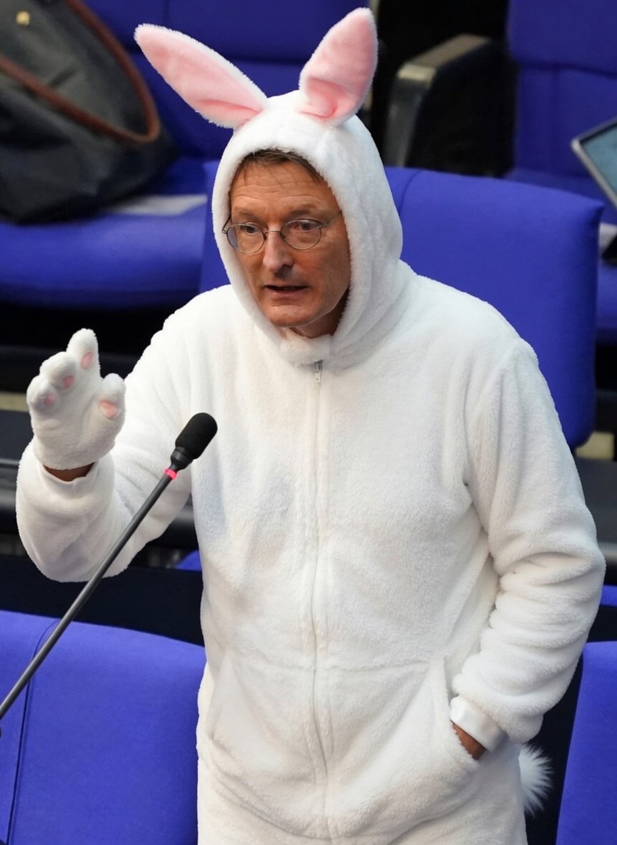 KarlKautabak's tweet image. Liebe Kinder, ich wünsche euch ganz tolle Ostern 🐣! Sucht fleißig eure bunten Eier und freut euch über jedes kleine Geschenk. Und denkt daran: Draußen spielen, laufen und lachen ist gesund – jeder Schritt macht euch stärker! Aber bleibt dabei bitte leise. 😊
#Ostern #Kinder