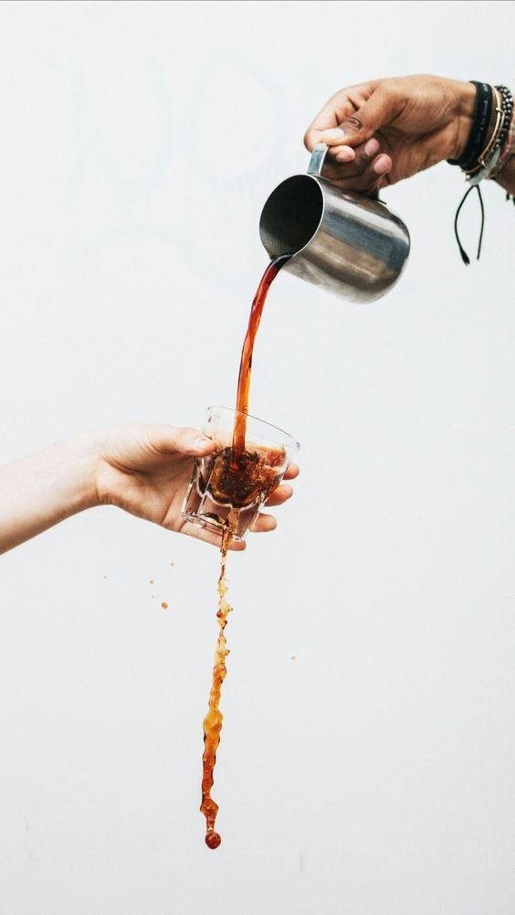 Jamais beba café em xícara ou copo de vidro. É uma grande afronta ao café.