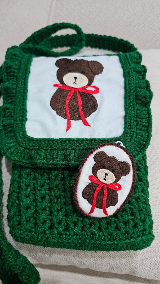 ขอบพระคุณออเดอร์ลูกค้าค่ะ 🙏🏻

กระเป๋าสะพายงานถักโครเชต์ 🧶
ตกแต่งด้วยลายปัก 🐻
และพวงกุญแจงานปักมือลายเดียวกัน 🧸

สนใจออเดอร์งานปัก งานถัก สอบถามได้ทาง DM หรือไลน์ที่ link หน้า bio ได้เลยค่ะ 🎀