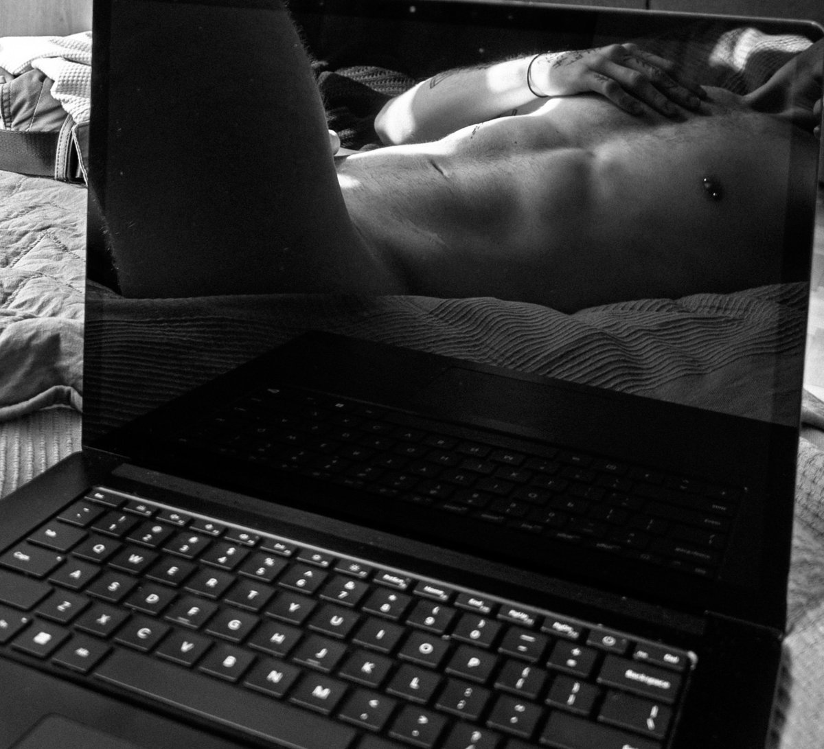 homo-graphy tweet media