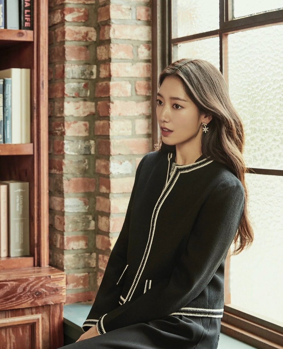 SHye_marygggp's tweet photo. #ParkShinhye looks so classy and sophisticated in this look🖤 I’m always looking forward to seeing her bring this vibe to her next project. Please come back soon, Shinhye🥹 https://t.co/lXUa6TQtyP