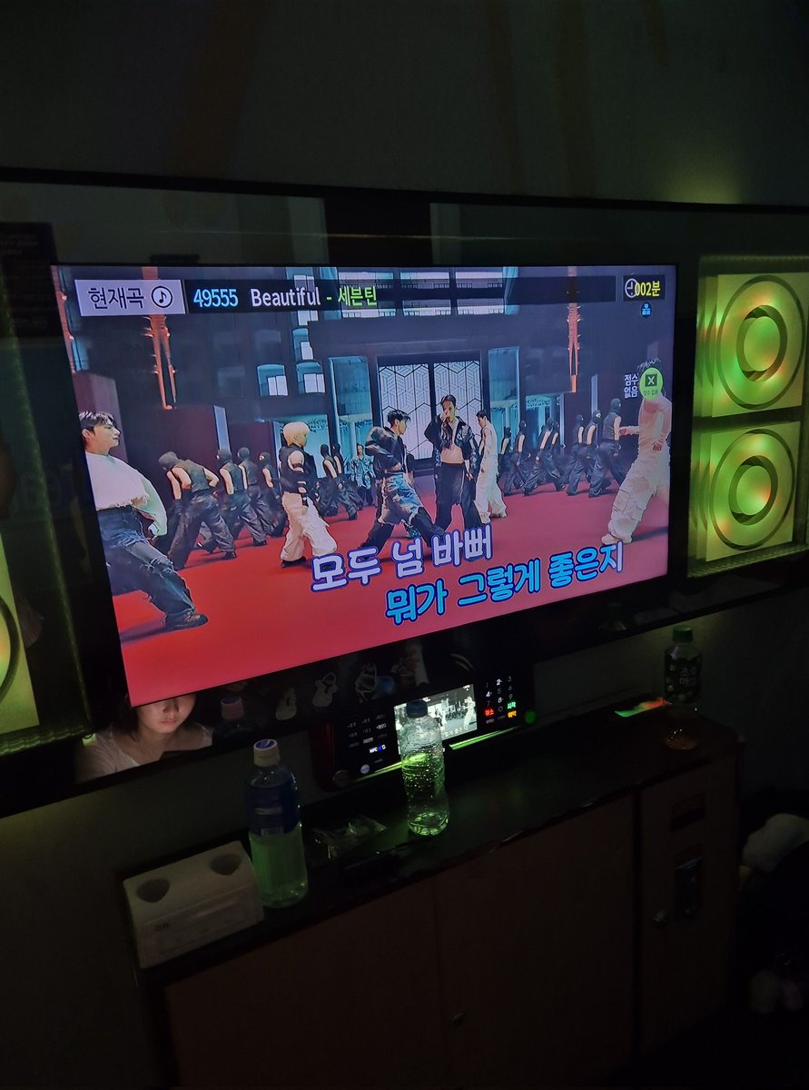 다들 앙콘 즐기실 때 저는 트친 소녀들과 한강피크닉을 즐겼답니다~~
도시락도 싸오고 간식도 사오고 배달도 시키고
야무지게 먹방을 찍고 노래방에서 2차까지 즐겼어요:D