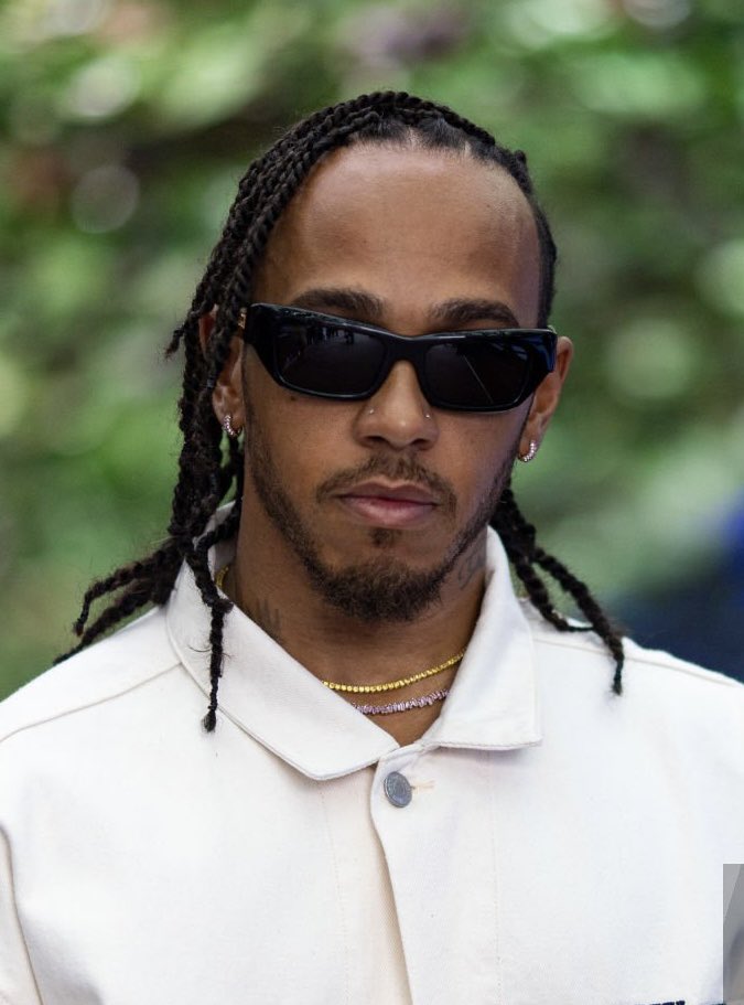 lewis akgae tweet media