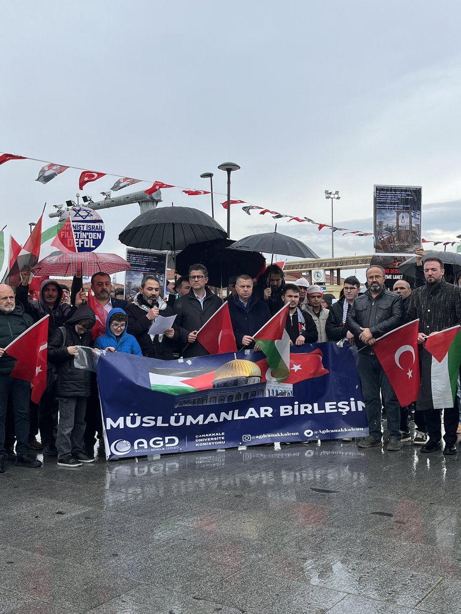 AGDSalihTURHAN's tweet photo. Filistinli mazlumlara idam kararı çıkarılması, insanlık vicdanına vurulmuş ağır bir darbedir.

Mescid-i Aksa’nın 839 yıl sonra ilk defa kapatılması ise sadece bir mabedin değil, ümmetin onurunun hedef alındığının açık göstergesidir.

İran'a yapılan siyonist saldırılar ise bölgeyi işgal planının apaçık ilanıdır.

Dün ülkemizin dört bir yanında gerçekleştirilen eylemlerle milletimiz bu zulme sessiz kalmayacağını bir kez daha göstermiştir.

Anadolu’nun her köşesinden yükselen bu ses; adaletin, merhametin ve kardeşliğin sesidir.

Bizler, zalimin karşısında, mazlumun yanında olmaya devam edeceğiz.

Bu mücadele yalnızca Filistin’in, Lübnan'ın, Yemen'in, İran'ın değil, insanlığın mücadelesidir.

Susmayacağız!
Alışmayacağız!
Unutmayacağız!