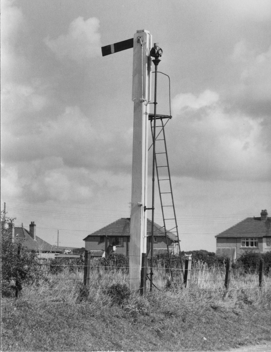 castletown_imr's tweet photo. The slotted post signal in its original position close by Malew Road bridge back in 1966; photograph courtesy of Leslie Darbyshire #iomrailway #heritage #steam #nostalgia #greatphoto #Castletown #IsleofMan #signal #archives #slottedpost #signalling #Manx #backintheday #choochoo https://t.co/QVM0kZpoIv