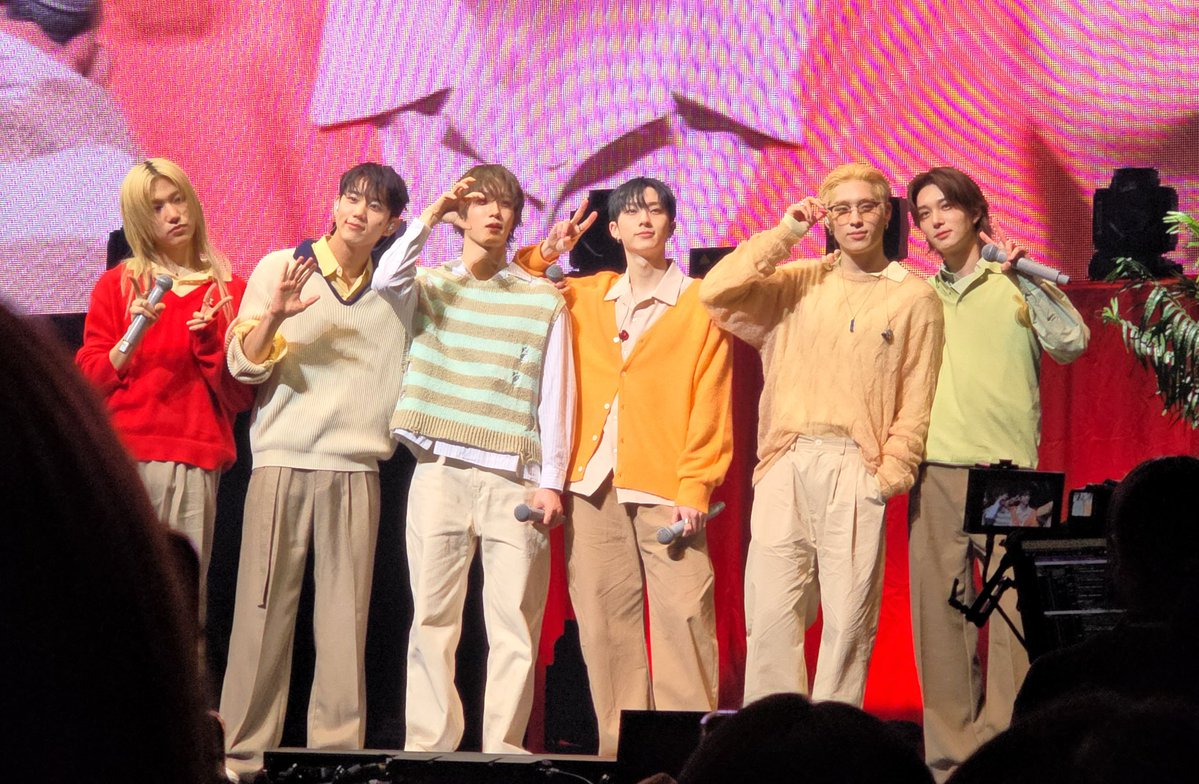 𝐄 ☀️ tweet media