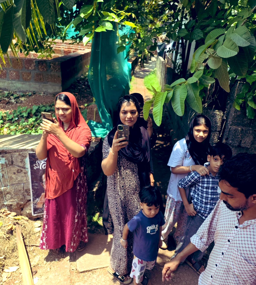 ShashiTharoor's tweet photo. Our candidate in Vatakara, @KKRemaRMPI, is a popular first-term MLA who seems assured of re-election. The public affirmed the respect they have for her at every stage
#ThinkTomorrowVoteUDF https://t.co/MPqjQ0BCVa