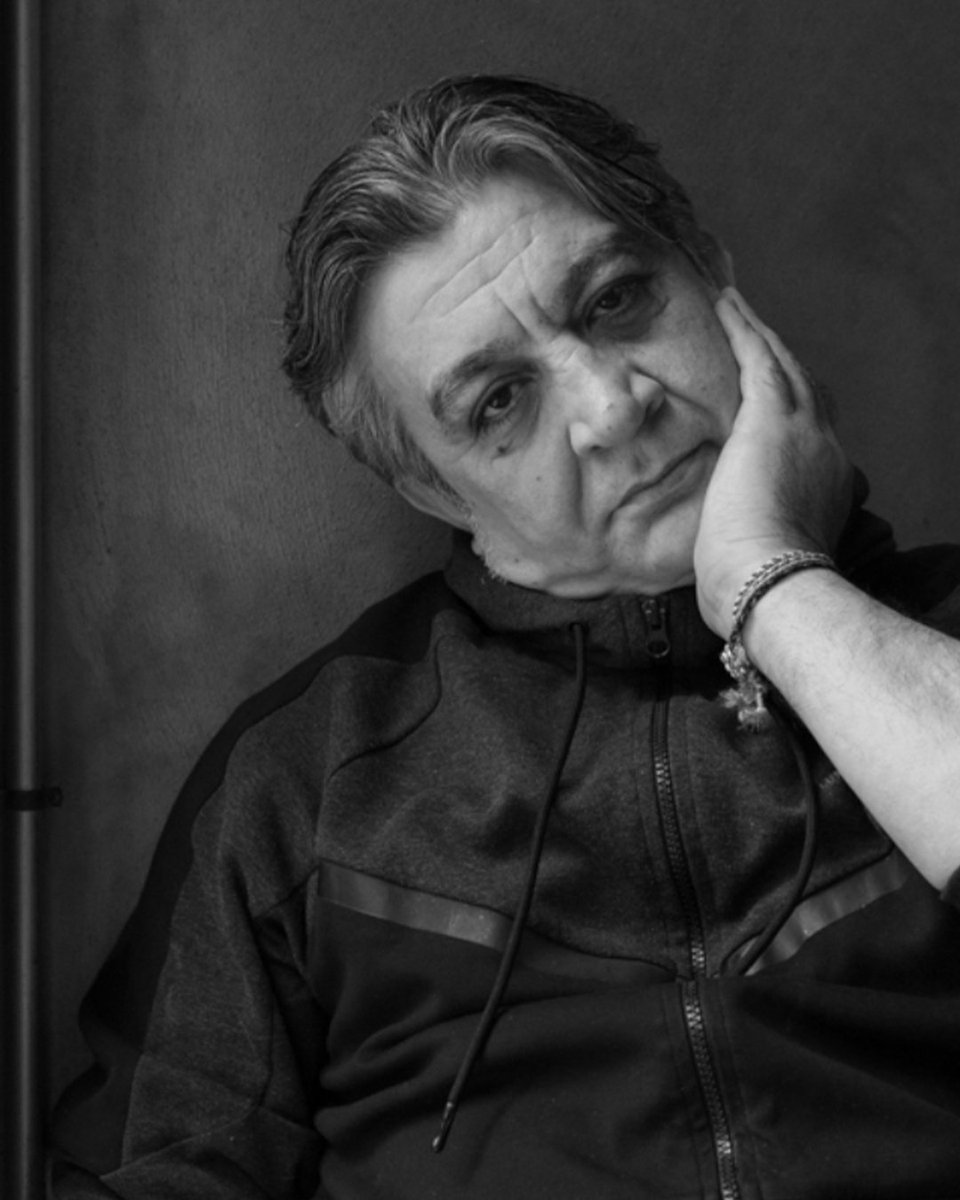 Daha çok şair yönüyle tanıdığımız Levent Karataş, bu kitapta melez türde de ne kadar başarılı olabileceğini gösteriyor.

Metinler, arada kalmışlık hissi taşısa da hiçbir an sırıtmıyor. Kentte sıkışıp kalmış bir yazarın yalnızlığını, içe dönük sarsıntılarını ve kırılgan hafızasını